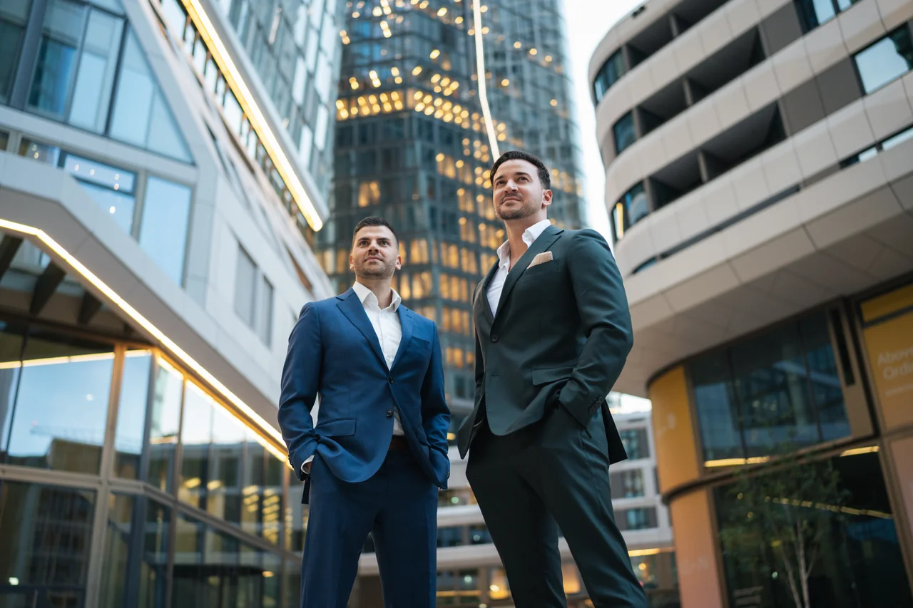 Nikola Andabak und Stefano Cecere vor moderner Architektur